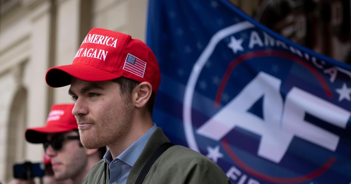 Los comentarios de Trump sobre Fuentes y Carlson podrían prolongar una brecha republicana por el antisemitismo