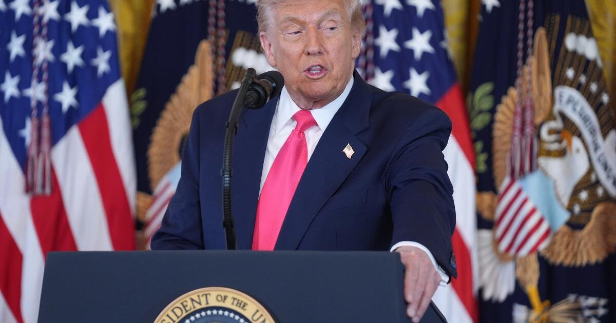 Goteo de revelaciones alimenta el escándalo sobre los vínculos de Trump con Epstein