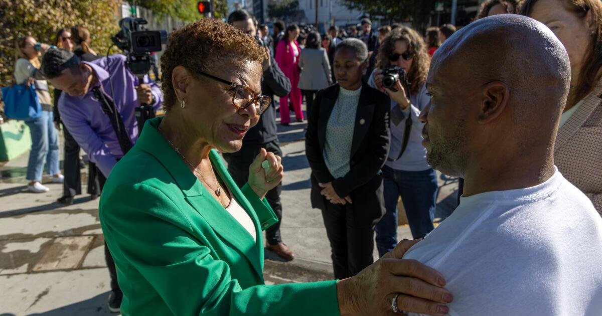 El alcalde Bass levanta el estado de emergencia por falta de vivienda. Pero ‘la crisis persiste’