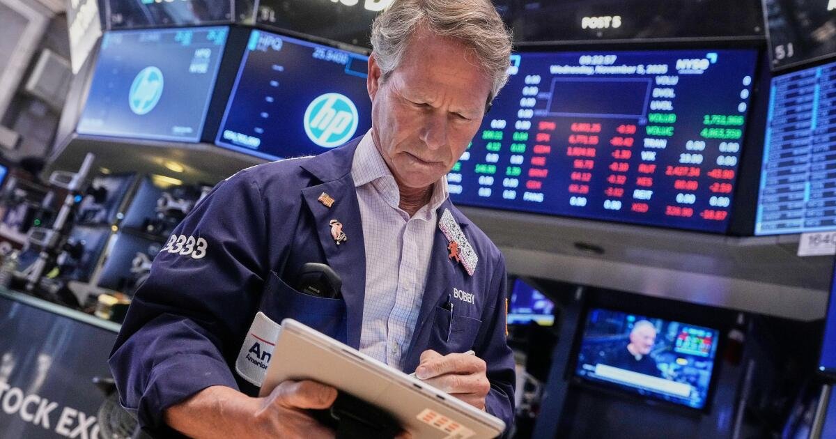 Wall Street gana terreno en medio de un flujo constante de informes de ganancias y actualizaciones económicas optimistas