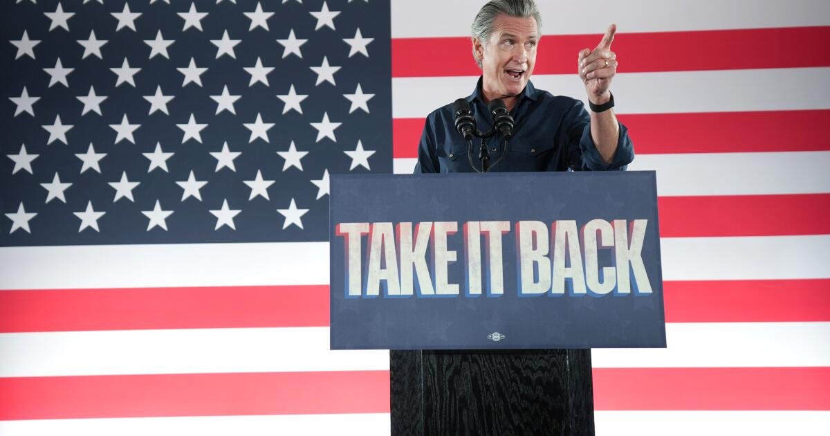 Newsom aparece en el escenario en un mitin en Texas para celebrar la victoria de la Proposición 50 y atacar a Trump