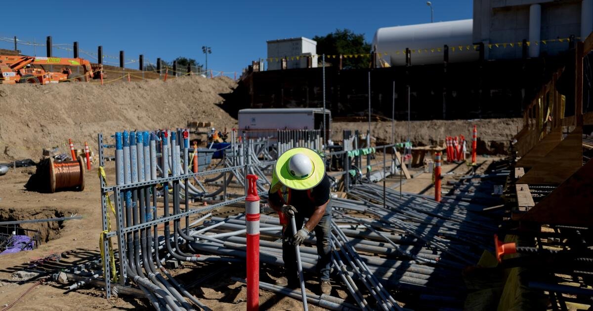 Una empleada de DWP obligó a sus asistentes a hacer recados personales y comprarle boletos para Snoop Dogg, dice un encargado de ética