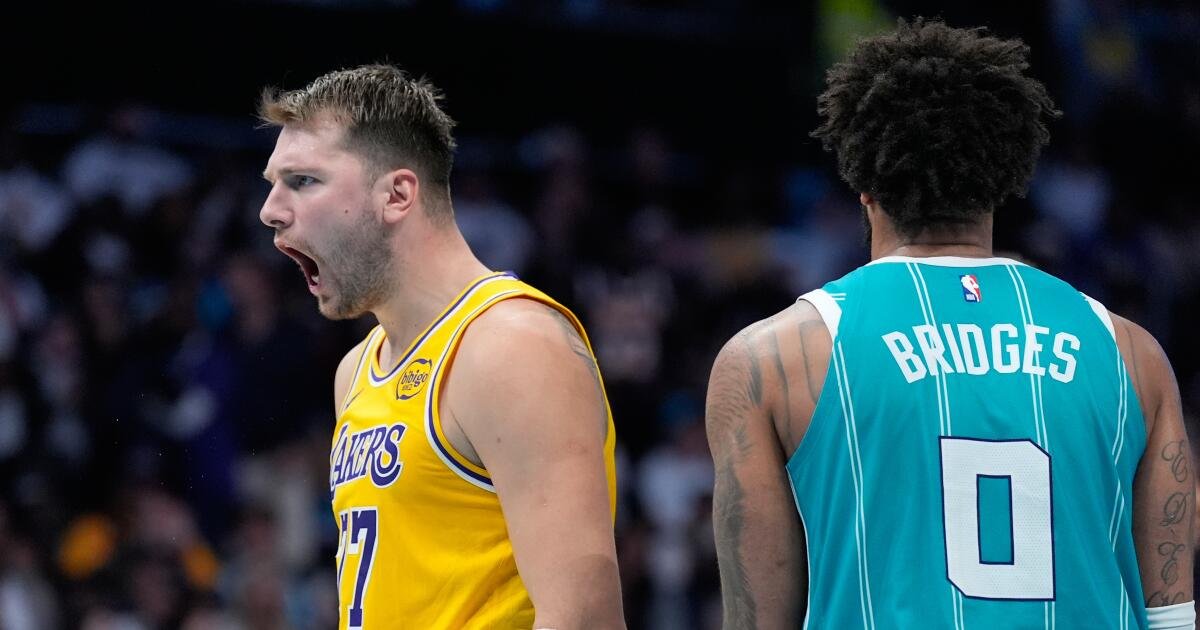 Luka Doncic subraya su noche de 38 puntos con un monstruoso mate en la victoria de los Lakers sobre los Hornets