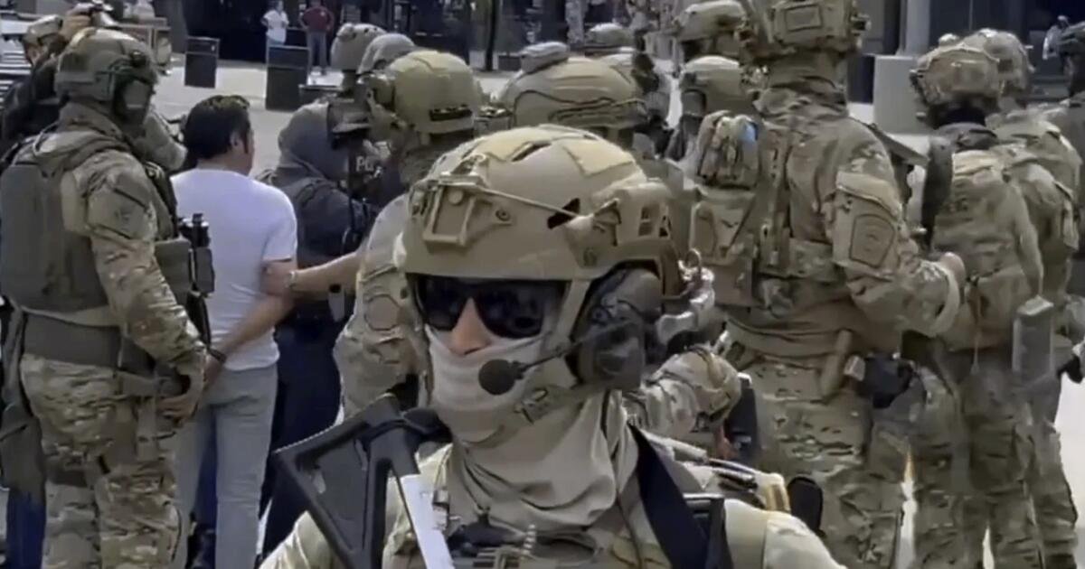 El Departamento de Justicia presenta una demanda para bloquear las leyes que restringen a los agentes del orden enmascarados y no identificados en California