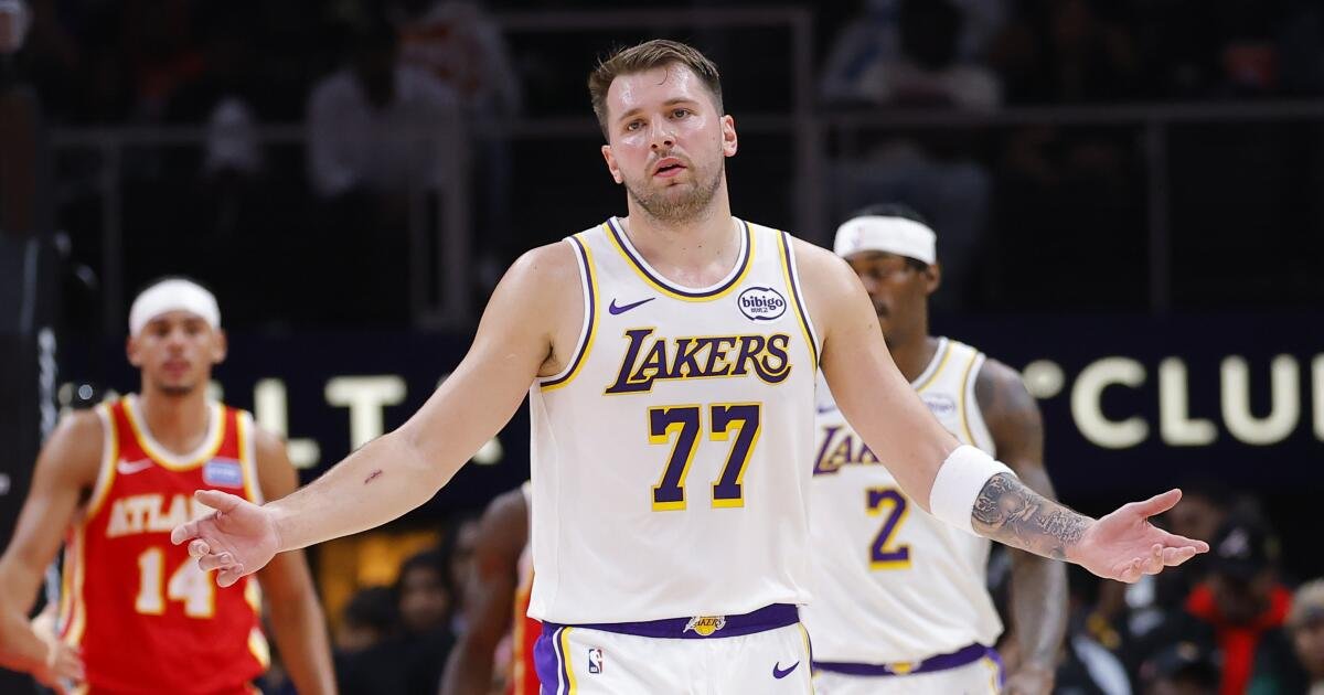 Las lesiones finalmente alcanzan a los Lakers mientras la racha de victorias termina en una derrota aplastante en el viaje abierto