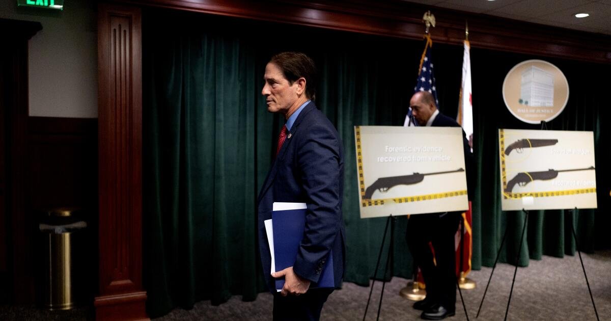 El fiscal del distrito toma medidas para retirar los cargos contra los agentes de Torrance que mataron a tiros a un hombre negro