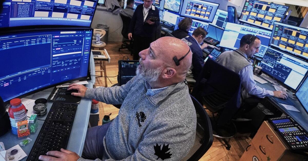 Grandes oscilaciones siguen sacudiendo a Wall Street mientras las acciones caen bruscamente después de borrar un aumento matutino