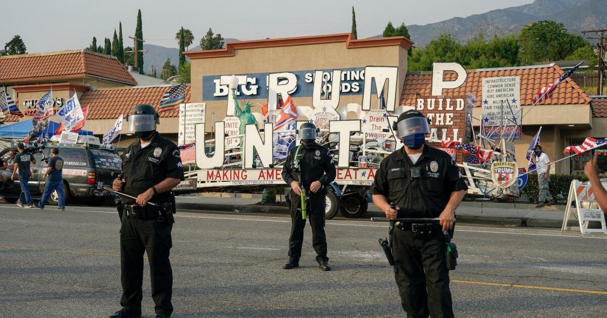 El capitán de LAPD afirma que la ciudad impulsó una declaración engañosa para justificar las tácticas policiales en la protesta