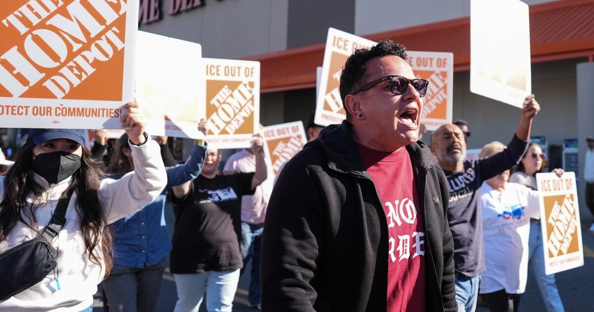 Los arrestos ahora superan los 250 en la represión migratoria en Carolina del Norte