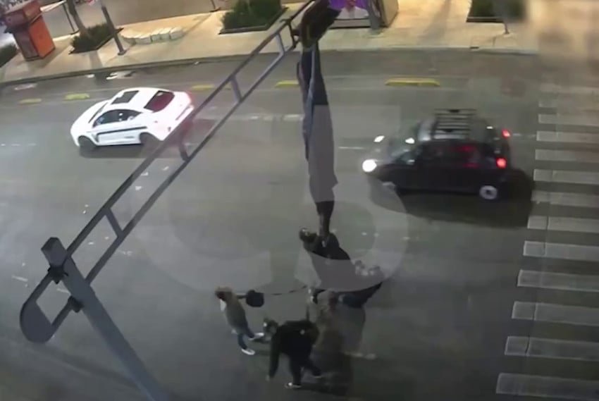 Paracaidista estadounidense sale ileso de un aterrizaje forzoso en el centro de la Ciudad de México