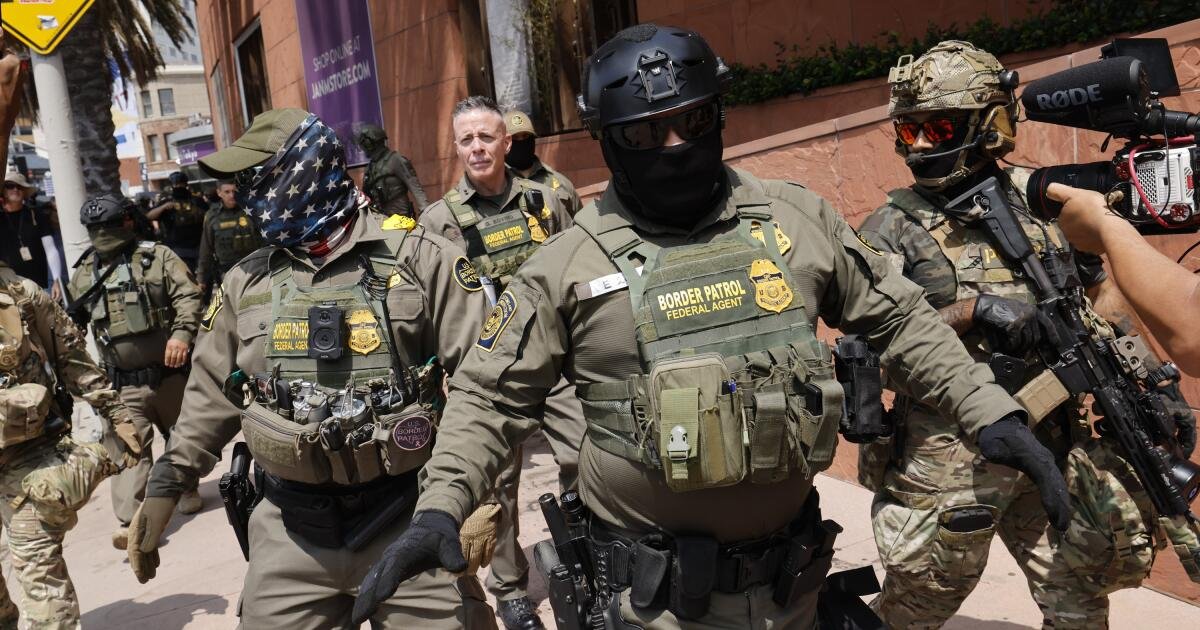 El condado de Los Ángeles prohibirá a los agentes de inmigración enmascarados. Es casi seguro que los federales no escucharán