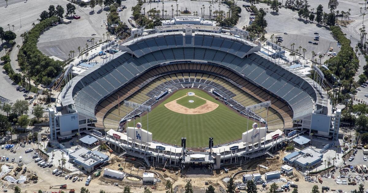 Boletos gratis versus aumento del 25%: los guías turísticos del Dodger Stadium discuten y dividen los colores del voto sindical