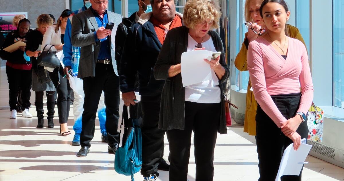 Las solicitudes de prestaciones por desempleo aumentan a 236.000 la semana pasada mientras persisten las preocupaciones sobre el mercado laboral