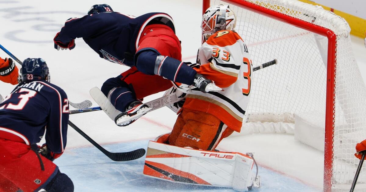 Los Ducks pierden ante los Blue Jackets en tiempo extra