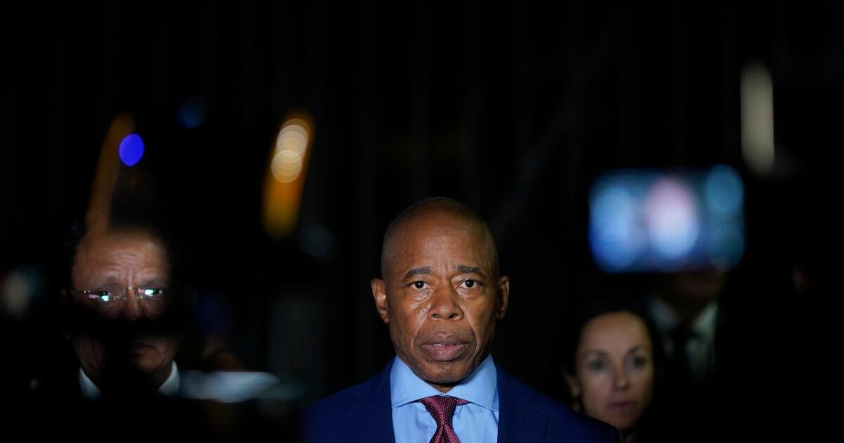 El alcalde de la ciudad de Nueva York, Eric Adams, alguna vez se llamó a sí mismo el "futuro del Partido Demócrata". ¿Qué salió mal?