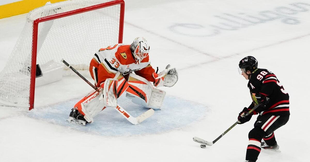 Los Ducks no pueden mantener la ventaja de tres goles y pierden ante los Blackhawks