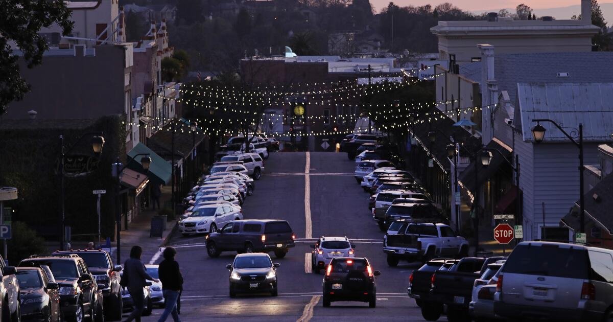 Una pregunta inminente enfrenta a los condados de California: ¿Cómo pagarán a los no asegurados?