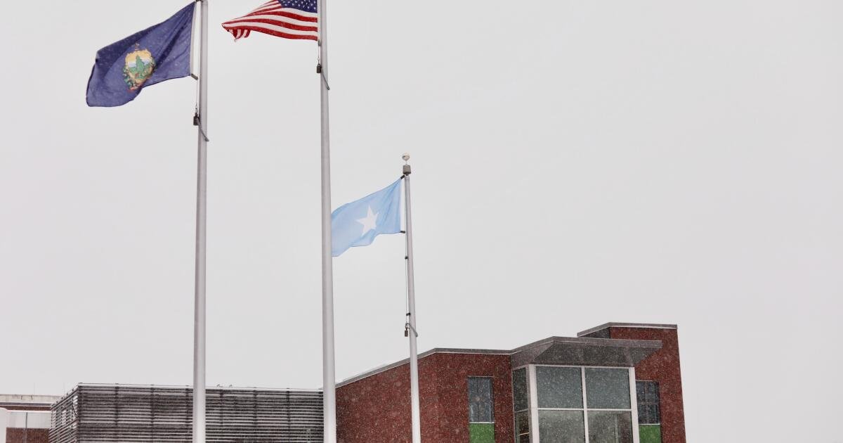 La bandera somalí ondeada frente al edificio de la escuela de Vermont por el insulto de «basura» de Trump genera amenazas