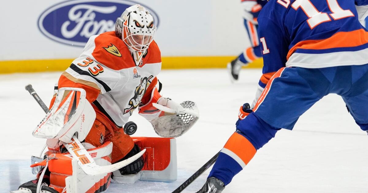 Los Ducks caen ante los Islanders cuando termina su racha ganadora de tres juegos