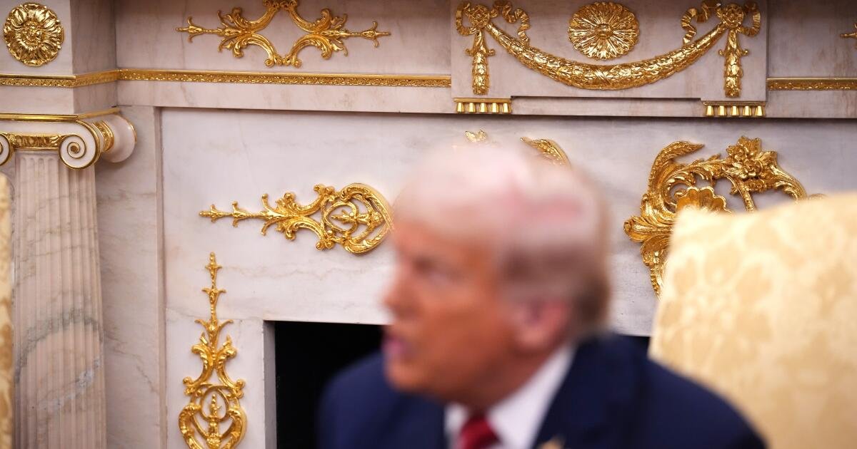 Un trozo de carbón para Trump, un gobernador centrado en California y otros deseos navideños