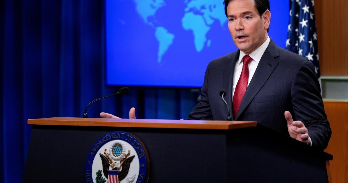 La UE advierte de posibles acciones después de que EE.UU. prohíba a cinco europeos acusados ​​de censura