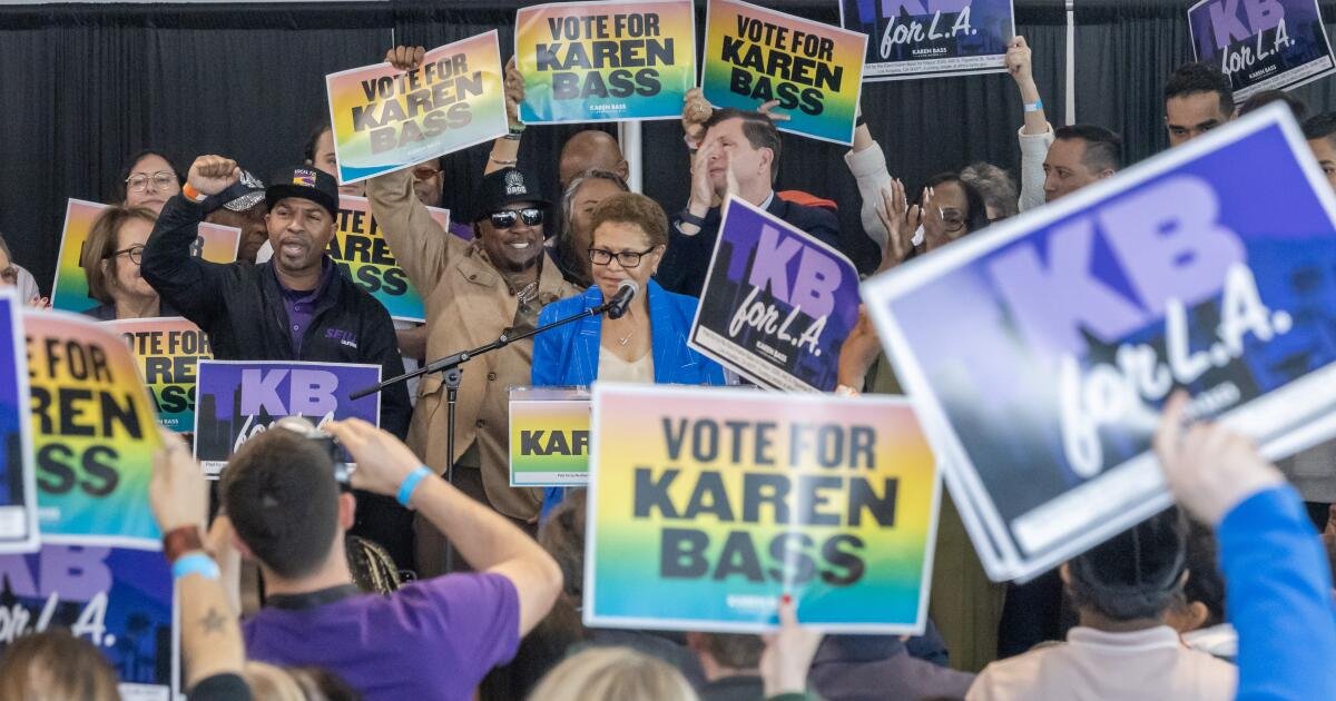 ¿Contra quién se postula Bass? "La clase multimillonaria", dice