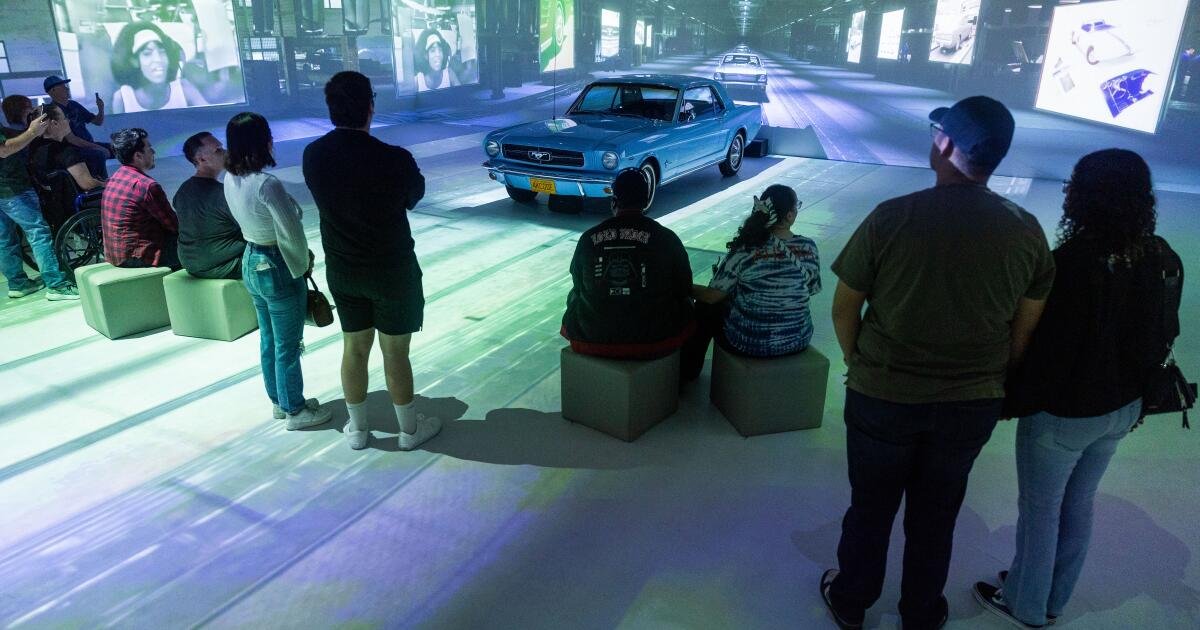 El Ford Mustang recibe el tratamiento de parque temático en Los Ángeles ¿Pueden las experiencias hacer que la Generación Z compre autos?