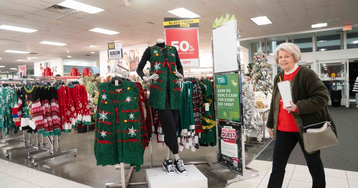 Los estadounidenses recurren a los ahorros y buscan gangas mientras persiste la inflación navideña, según una encuesta