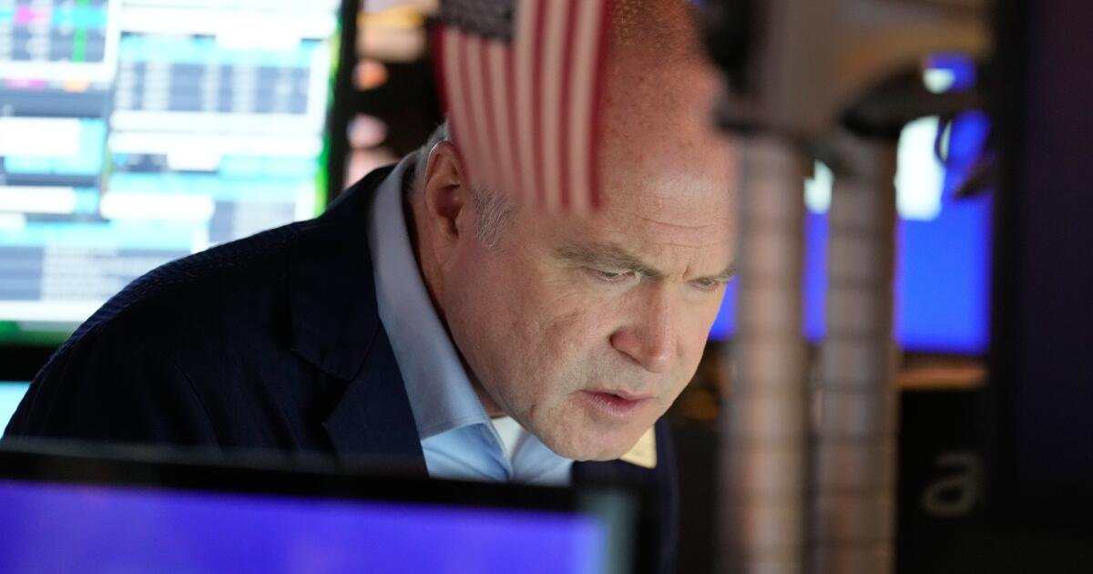 Las acciones cierran ligeramente a la baja en una sesión tranquila tras Navidad