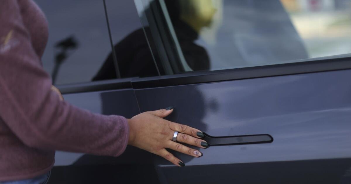 Los propietarios de Tesla compran herramientas de escape de emergencia en medio de preocupaciones de seguridad