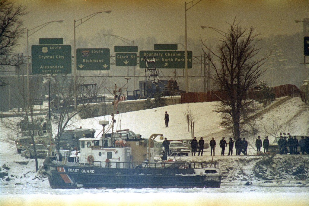 Hoy en la historia: 13 de enero, accidente de avión en el río Potomac en una tormenta de nieve mata a 78 personas