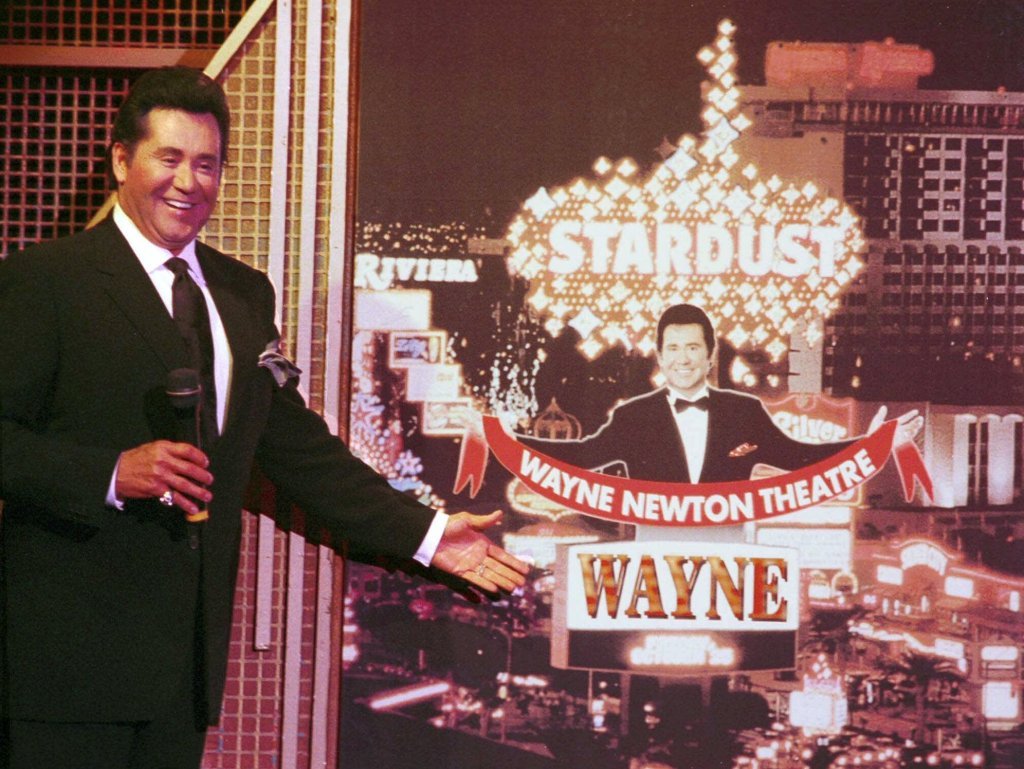 Hoy en la historia: 16 de enero, Wayne Newton realiza el espectáculo número 25.000 en Las Vegas