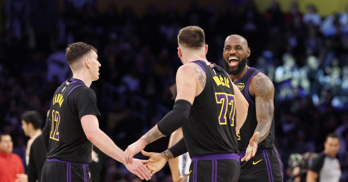 Conclusiones de los Lakers: Jake LaRavia marca la pauta en la alineación titular durante la victoria sobre los Grizzlies