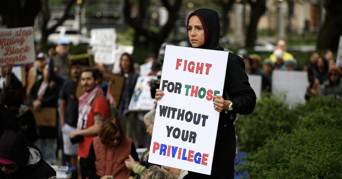 Manifestantes anti-ICE se reúnen en todo Estados Unidos después de tiroteos en Minneapolis y Portland