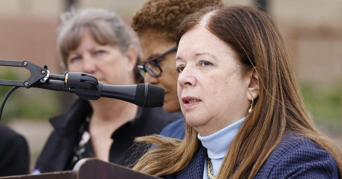 Los Ángeles violó la ley de reuniones abiertas con un plan para limpiar los campamentos de personas sin hogar, dictamina un juez