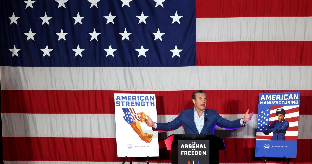 El secretario de Defensa, Pete Hegseth, visita la fábrica de cohetes de Long Beach