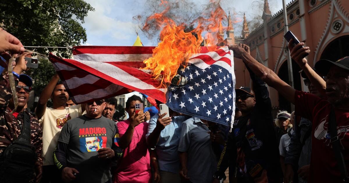 En casa y en el extranjero, Trump desafía a cualquiera a detenerlo