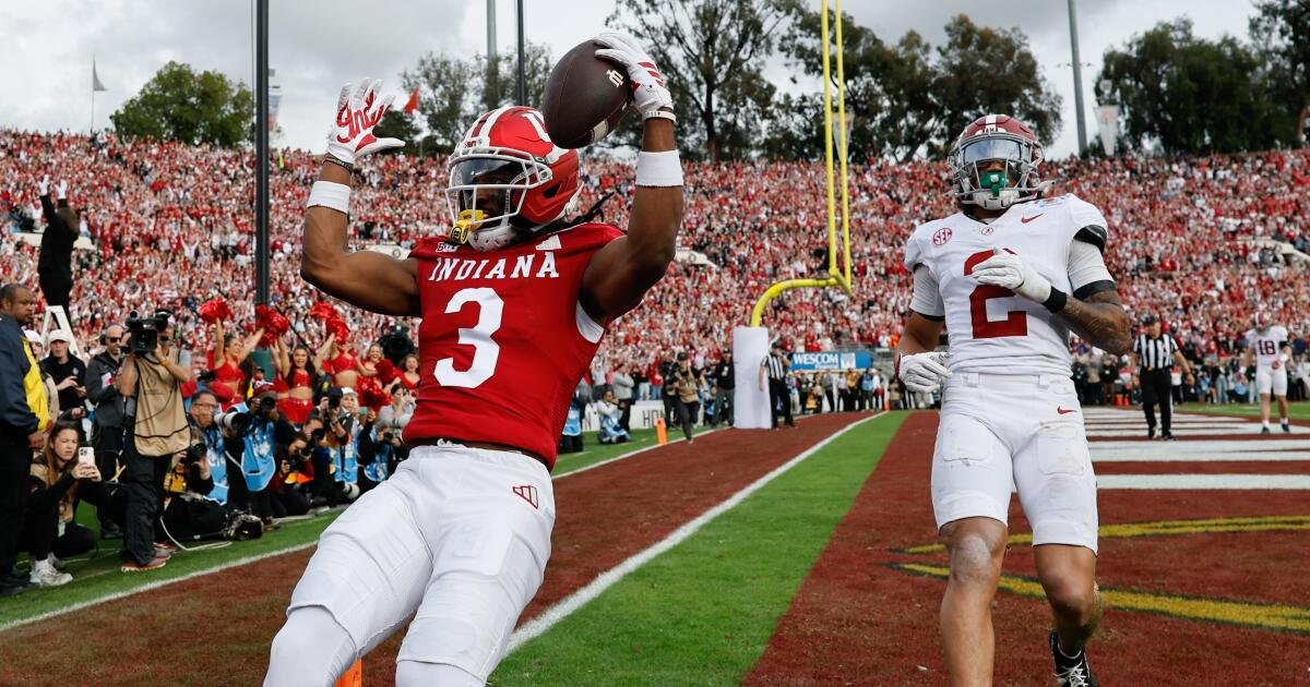 El No. 1 Indiana aplasta al No. 9 Alabama en el Rose Bowl para avanzar a las semifinales de los playoffs