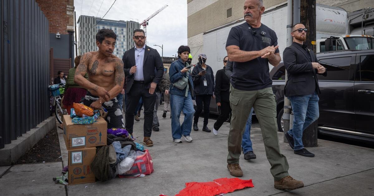 Personas sin hogar en Skid Row de Los Ángeles son culpa de los demócratas, dice el sheriff Chad Bianco, candidato republicano a gobernador