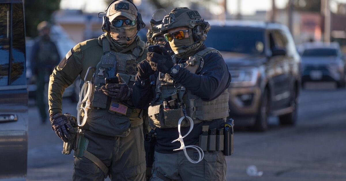 Juez escéptico sobre el uso de máscaras por parte de los agentes de ICE en caso de que eso pueda tener implicaciones nacionales