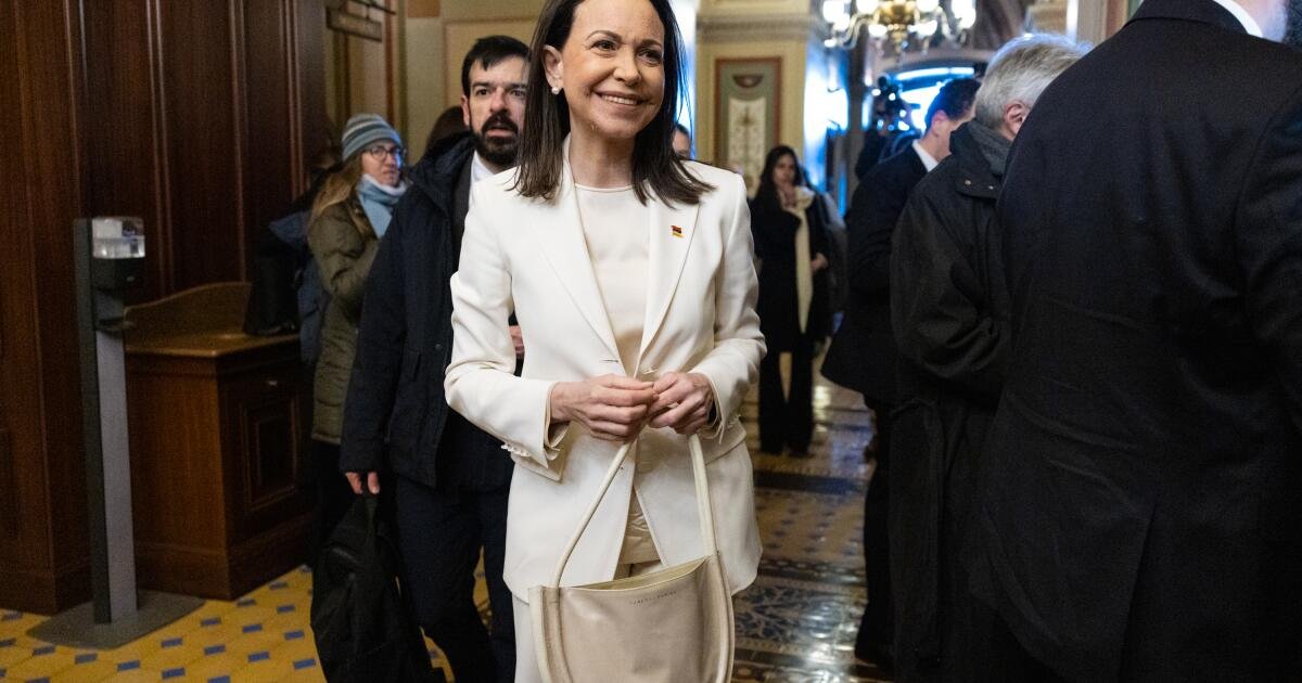 La líder opositora venezolana Machado dice que 'entregó' su Premio Nobel de la Paz a Trump