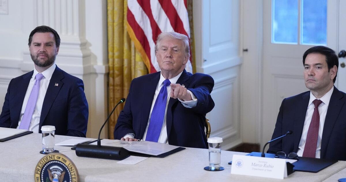 Trump firma orden ejecutiva destinada a proteger los ingresos petroleros venezolanos