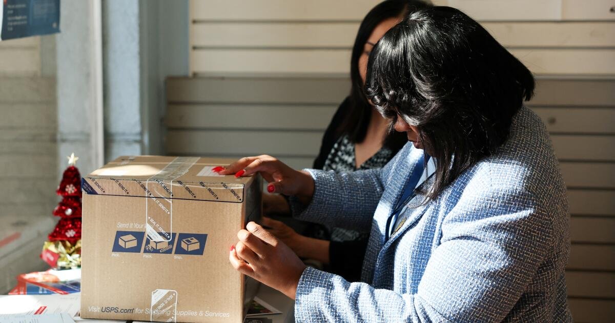 Empleados federales presentan una denuncia contra la prohibición de los cuidados que afirman el género