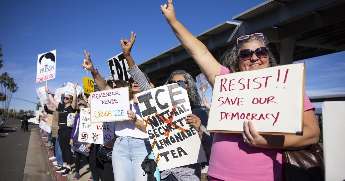 Miles de personas se reúnen en todo el estado en protestas contra ICE, incluidos cientos en Huntington Beach