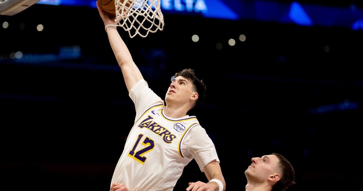 Jake LaRavia de los Lakers les recuerda a todos quién es el número 12